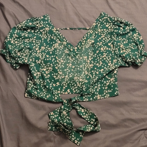 SHEIN top. Green with white flower pattern - Picture 2 of 3